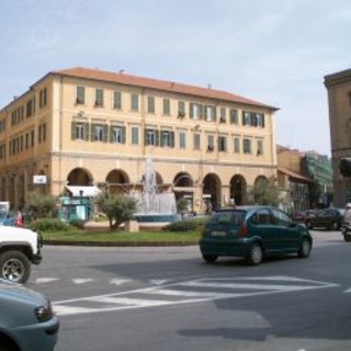 Imperia: per la Giornata contro la violenza delle donne, la fontana di piazza Dante sarà arancione