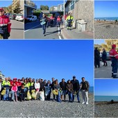 Rispettare l'ambiente e il mare, volontari in azione per "Puliamo la spiaggia di Vallecrosia" (Foto e video)