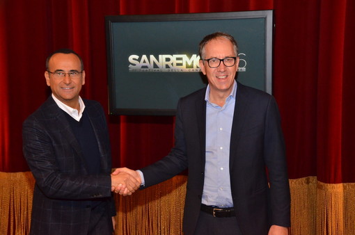 #Sanremo2016: un ricordo di David Bowie e una targa 'Amico di Sanremo' a Carlo, per la 66a edizione del Festival #Sanremo2016: un ricordo di David Bowie e una targa 'Amico di Sanremo' a Carlo, per la 66a edizione del Festival