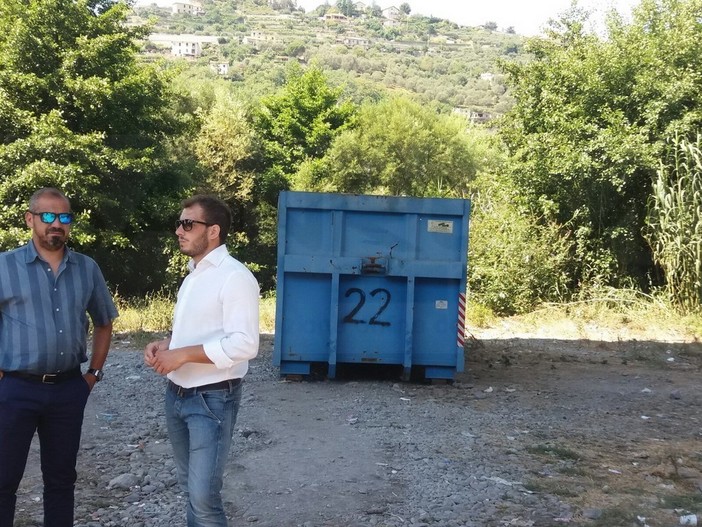 Ventimiglia: questa mattina intervento di mezzi e ruspe per ripulire l'accampamento di fronte alla Chiesa di Sant'Antonio Ventimiglia: questa mattina intervento di mezzi e ruspe per ripulire l'accampamento di fronte alla Chiesa di Sant'Antonio
