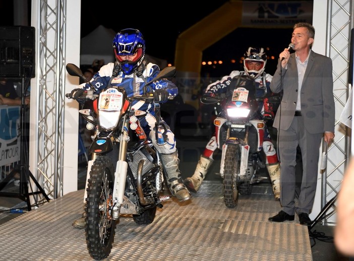 Sanremo: partita ieri sera la 10a edizione della 'HardAlpiTour', lo spettacolo notturno nelle foto di Tonino Bonomo