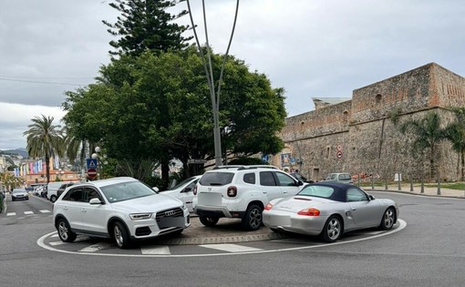 Sanremo, parcheggi selvaggi attorno alla rotonda di giardini Vittorio Veneto all’ora di pranzo sul porto (Foto)