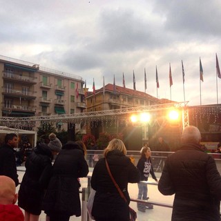 Sanremo: dopo il forte vento, apre domani il mercatino di Natale. La pista del ghiaccio invece è tornata operativa Sanremo: dopo il forte vento, apre domani il mercatino di Natale. La pista del ghiaccio invece è tornata operativa