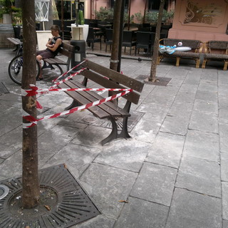 Sanremo: riposizionata oggi in piazza Bresca la cosiddetta 'Panchina della discordia' Sanremo: riposizionata oggi in piazza Bresca la cosiddetta 'Panchina della discordia'