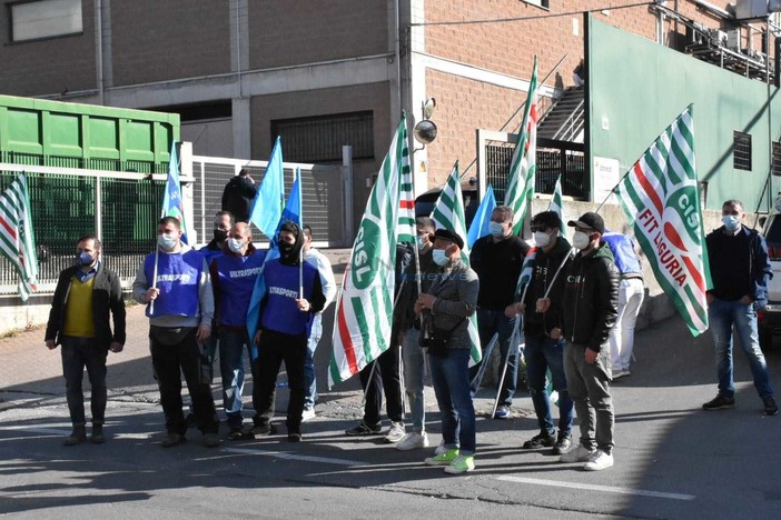 Sanremo, sciopero dei lavoratori del trasporto bibite, la Uiltrasporti al loro fianco: "Non si può accogliere nessun compromesso"