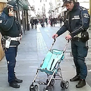 Sanremo: passeggino abbandonato in via Matteotti, i passanti temono il peggio ma era probabilmente di un clochard (Foto)
