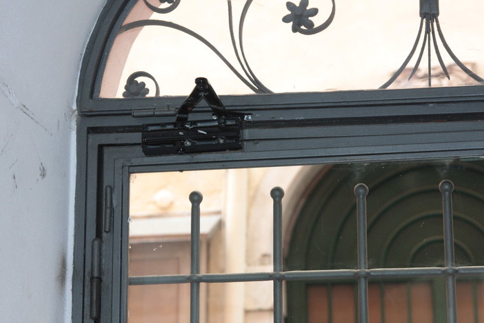 Sanremo: portone rotto in via Gaudio, i residenti lamentano ancora l'eccessiva 'movida' Sanremo: portone rotto in via Gaudio, i residenti lamentano ancora l'eccessiva 'movida'