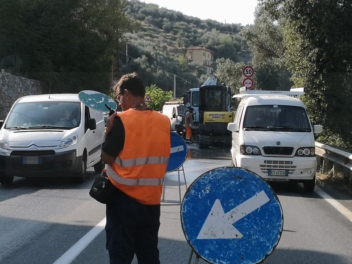 Imperia: esplode un tubo sulla statale 28, sospesa l'erogazione dell'acqua e traffico in tilt (Foto) Imperia: esplode un tubo sulla statale 28, sospesa l'erogazione dell'acqua e traffico in tilt (Foto)