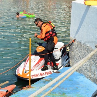 Sanremo: da ieri al via il presidio dei Vigili del Fuoco con le moto d'acqua nei giorni di maggior afflusso turistico (Foto)