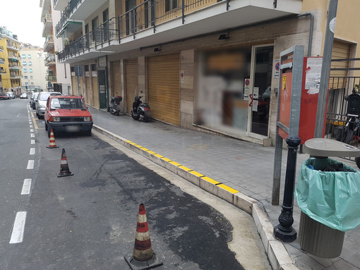 Sanremo: parcheggio privato sul luogo pubblico in via Martiri ma i residenti non ci stanno (Foto)