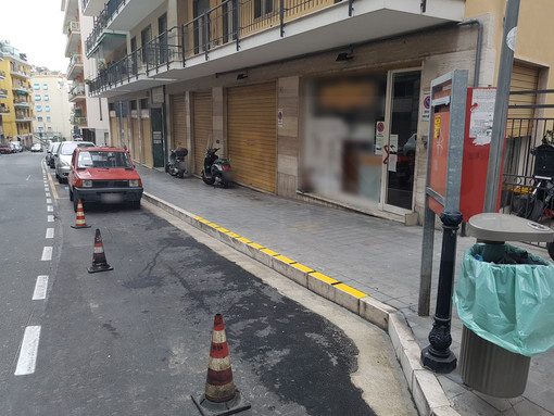 Sanremo: passo carraio e auto parcheggiate, il titolare della licenza chiede solo il rispetto della stessa Sanremo: passo carraio e auto parcheggiate, il titolare della licenza chiede solo il rispetto della stessa