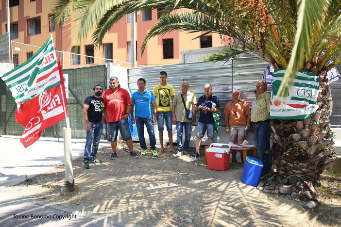 Sanremo: sciopero al Palasalute di via San Francesco, lavoratori in arretrato di due stipendi e futuro a rischio (Foto e Video)
