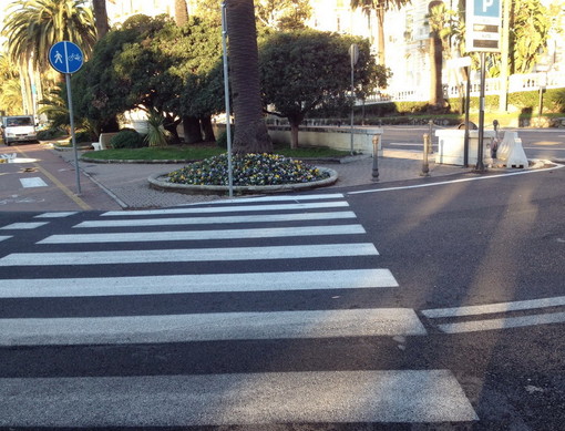 Sanremo: passaggio pedonale finisce sull'aiuola, la foto e le rimostranze di un nostro lettore Sanremo: passaggio pedonale finisce sull'aiuola, la foto e le rimostranze di un nostro lettore