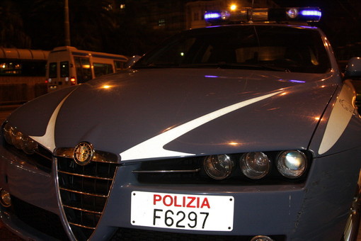 Sanremo: vendita di merce contraffatta e controlli nei locali, giornata impegnativa per la Polizia Sanremo: vendita di merce contraffatta e controlli nei locali, giornata impegnativa per la Polizia