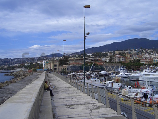 Sanremo: iniziati i lavori per l'installazione della ringhiera al Porto vecchio, la soddisfazione di un lettore