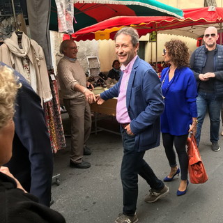 Imperia. una passeggiata al mercato di maggio a Porto Maurizio, per il candidato Luca Lanteri