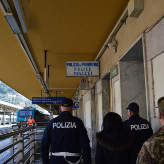 Savona: 45enne di Imperia senza biglietto si rifiuta anche di indossare la mascherina sul treno, denunciato Savona: 45enne di Imperia senza biglietto si rifiuta anche di indossare la mascherina sul treno, denunciato