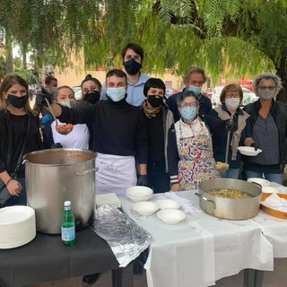 Ventimiglia: “Il bene si moltiplica, fermarsi non è un’opzione” e i pasti per gli ‘Angeli del Fango’ salgono a 600 Ventimiglia: “Il bene si moltiplica, fermarsi non è un’opzione” e i pasti per gli ‘Angeli del Fango’ salgono a 600