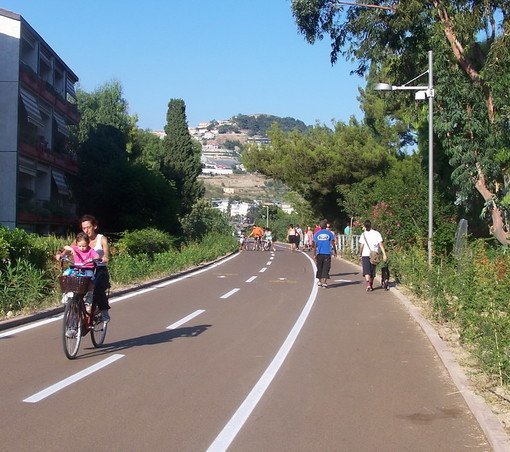 Sanremo: assenza di protezione lungo la pista ciclabile ai Tre Ponti, la segnalazione di un lettore