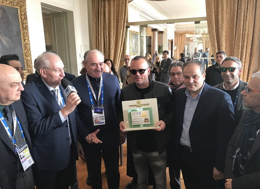 Sanremo: premio Afi a D’Alessio, Al Bano e Pavone, a loro le creazioni del maestro orafo Michele Affidato Sanremo: premio Afi a D’Alessio, Al Bano e Pavone, a loro le creazioni del maestro orafo Michele Affidato