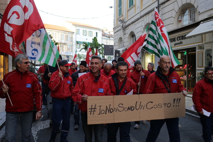 Sanremo: difesa del posto di lavoro, del futuro e della dignità, scendono in piazza i dipendenti Telecom (Foto e Video) Sanremo: difesa del posto di lavoro, del futuro e della dignità, scendono in piazza i dipendenti Telecom (Foto e Video)