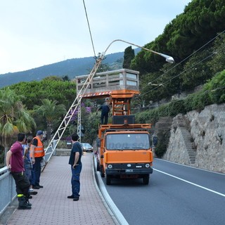 Ospedaletti: palo della Riviera Trasporti cede e rischia di finire sull'Aurelia, rimozione ad opera di Rt e Vvf Ospedaletti: palo della Riviera Trasporti cede e rischia di finire sull'Aurelia, rimozione ad opera di Rt e Vvf
