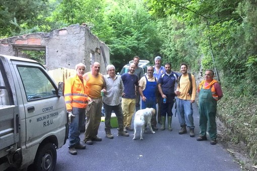 Molini di Triora: amministratori, operai e tanti volontari ieri per la pulizia della strada in frazione Glori (Foto)