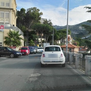 Sanremo: parcheggio 'selvaggio' vicino al Pronto Soccorso, ma secondo i sanremesi i posti nella zona sono pochi