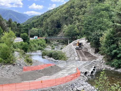 Demolizione e ricostruzione del ponte di Molini di Triora: il guado sul torrente è pronto Demolizione e ricostruzione del ponte di Molini di Triora: il guado sul torrente è pronto
