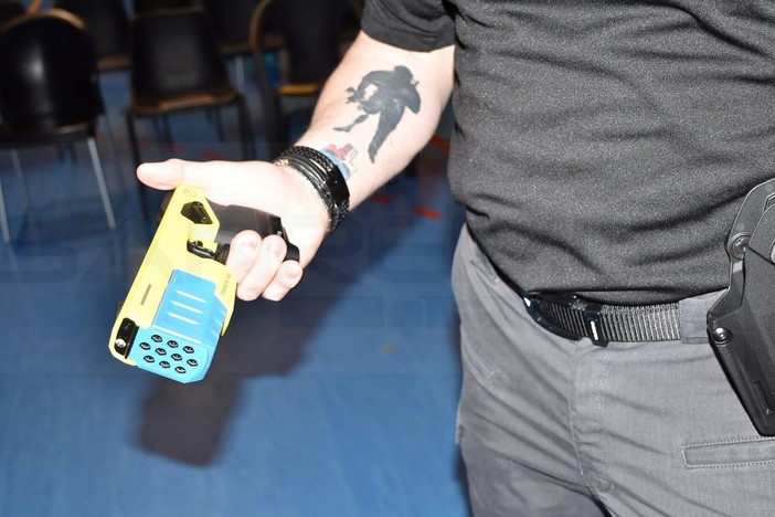 Torino: il Sindaco di Ventimiglia Di Muro all'assemblea Anci per spiegare l'uso del 'taser' per le forze dell'ordine (Video)