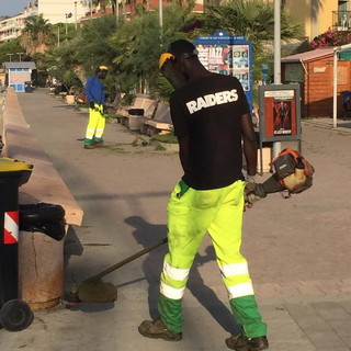 San Bartolomeo al Mare: intervento straordinario di Egea per la pulizia del lungomare (Foto)