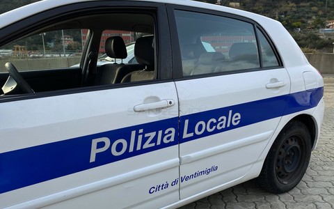 Ventimiglia, chiuse quattro barberie abusive e sei persone denunciate dalla Polizia Locale