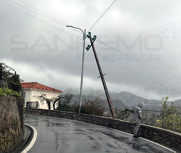Maltempo a Sanremo: si piega un palo della luce e viene chiusa via Duca d’Aosta, strada di collegamento con Poggio (Foto)