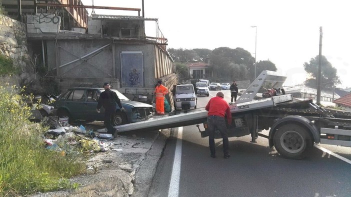 Sanremo: operazione di pulizia questa mattina alla discarica abusiva di via Padre Semeria (Foto)