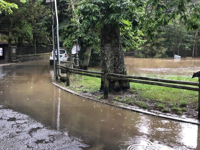 Sanremo: prato e strade allagate ieri a San Romolo, i residenti "Serve più manutenzione" (Foto e Video) Sanremo: prato e strade allagate ieri a San Romolo, i residenti "Serve più manutenzione" (Foto e Video)