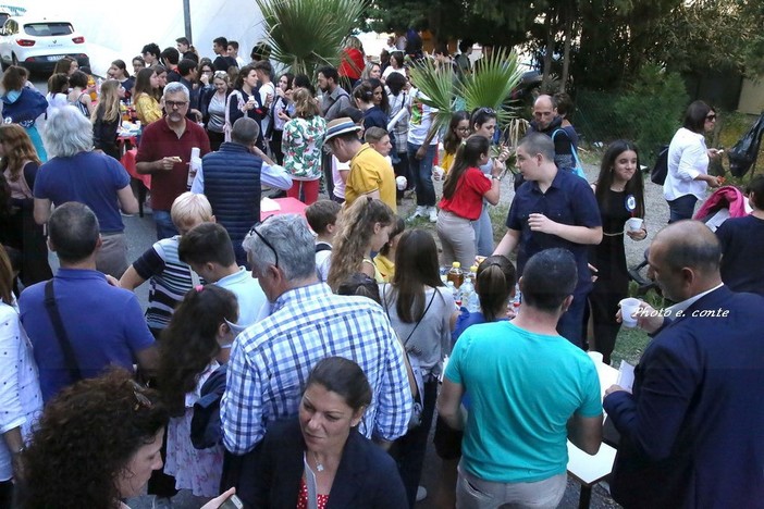 Ventimiglia: 80 alunni del Comprensivo 'Biancheri' premiati con i certificati 'Trinity College' (Foto) Ventimiglia: 80 alunni del Comprensivo 'Biancheri' premiati con i certificati 'Trinity College' (Foto)