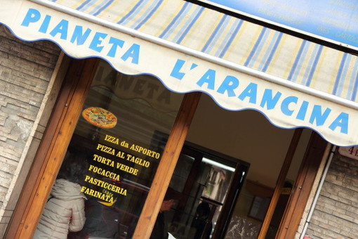 Ventimiglia: troppi esercizi uguali in pochi metri, la protesta dei titolari del 'Pianeta l'Arancina'