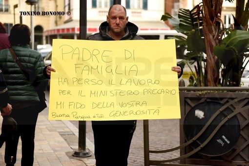 Sanremo: senza lavoro, senza una casa e senza nulla, torna a protestare in centro Giuseppe Del Sole Sanremo: senza lavoro, senza una casa e senza nulla, torna a protestare in centro Giuseppe Del Sole