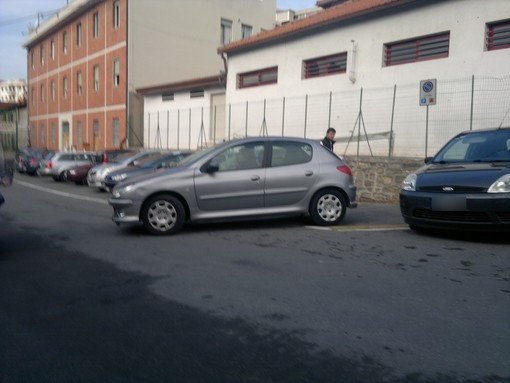 Sanremo: parcheggiatori abusivi su Pian di Nave, la protesta degli automobilisti "Paghiamo per paura!" Sanremo: parcheggiatori abusivi su Pian di Nave, la protesta degli automobilisti "Paghiamo per paura!"