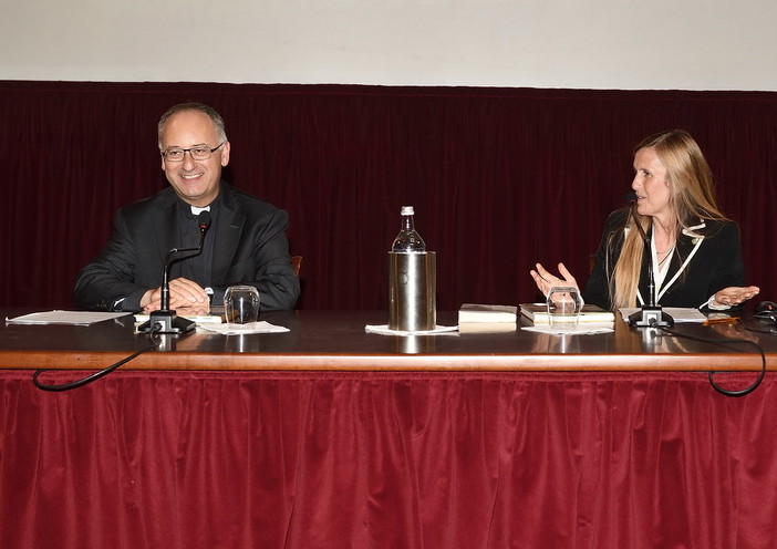 Sanremo: successo per presentazione del libro “La saggezza del tempo” di Padre Antonio Spadaro (Foto) Sanremo: successo per presentazione del libro “La saggezza del tempo” di Padre Antonio Spadaro (Foto)
