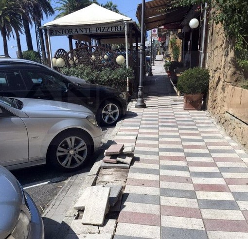 Sanremo: piastrelle staccate da tre mesi in corso Imperatrice, la protesta del Movimento 5 Stelle