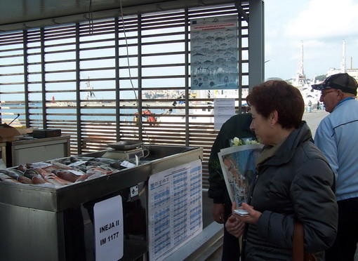 E’ iniziata sabato scorso l’attività del ‘punto di prima vendita’ della pesca ad Imperia E’ iniziata sabato scorso l’attività del ‘punto di prima vendita’ della pesca ad Imperia