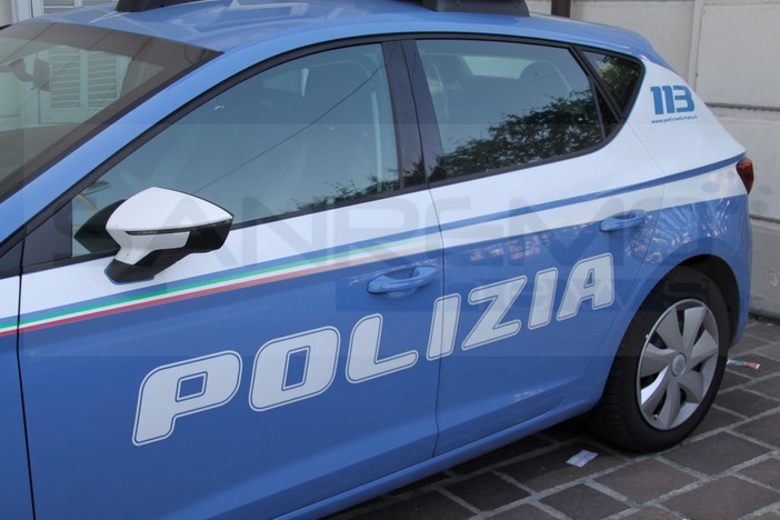 Ventimiglia: distrugge per 'vendetta' un pezzo di marciapiede in via Roma, denunciato dalla Polizia