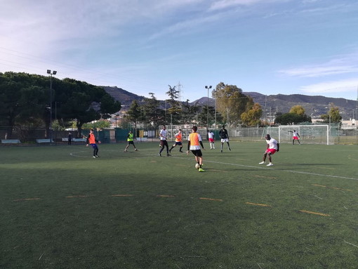 Sanremo: calcio, una amichevole tra gli studenti della 'Ragioneria sportiva' ed alcuni giovani migranti (Foto)