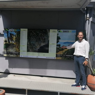 Diano Marina: all'ufficio Iat sistemato il nuovo dettagliato pannello della rete sentieristica del Golfo Dianese