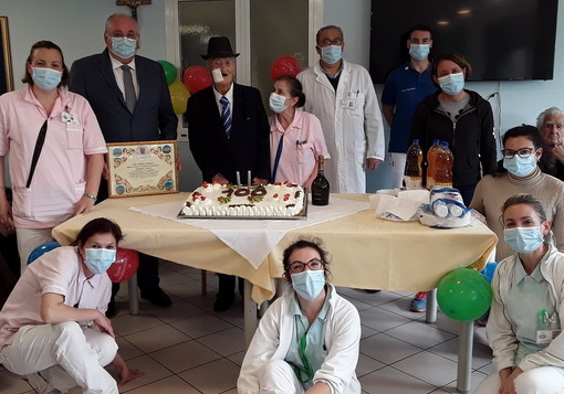 Vallecrosia: la RSA Casa Rachele festeggia i 100 anni del signor Pasquale Sicari Vallecrosia: la RSA Casa Rachele festeggia i 100 anni del signor Pasquale Sicari