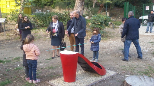 Costarainera: anche il ‘Parco del benessere’ si tinge di rosso per dire no alla violenza contro le donne