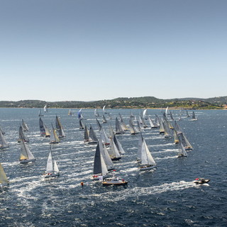 Vela: spettacolare partenza questa mattina per la prova d'altura della 'Giraglia Rolex Cup'