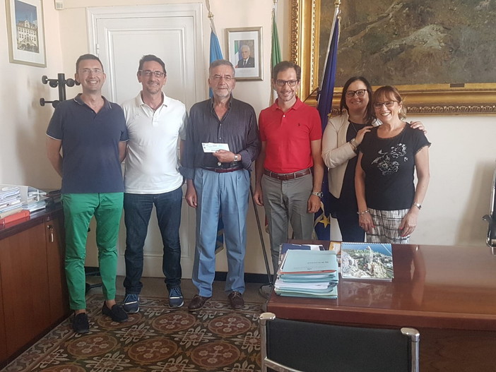 Bordighera: l'Amministrazione comunale consegna assegno di 600 euro alla Croce Rossa Bordighera: l'Amministrazione comunale consegna assegno di 600 euro alla Croce Rossa