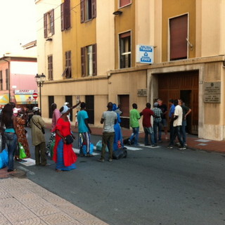 Ventimiglia: al grido di 'Polizia assassina' esplode la protesta dei senegalesi in città